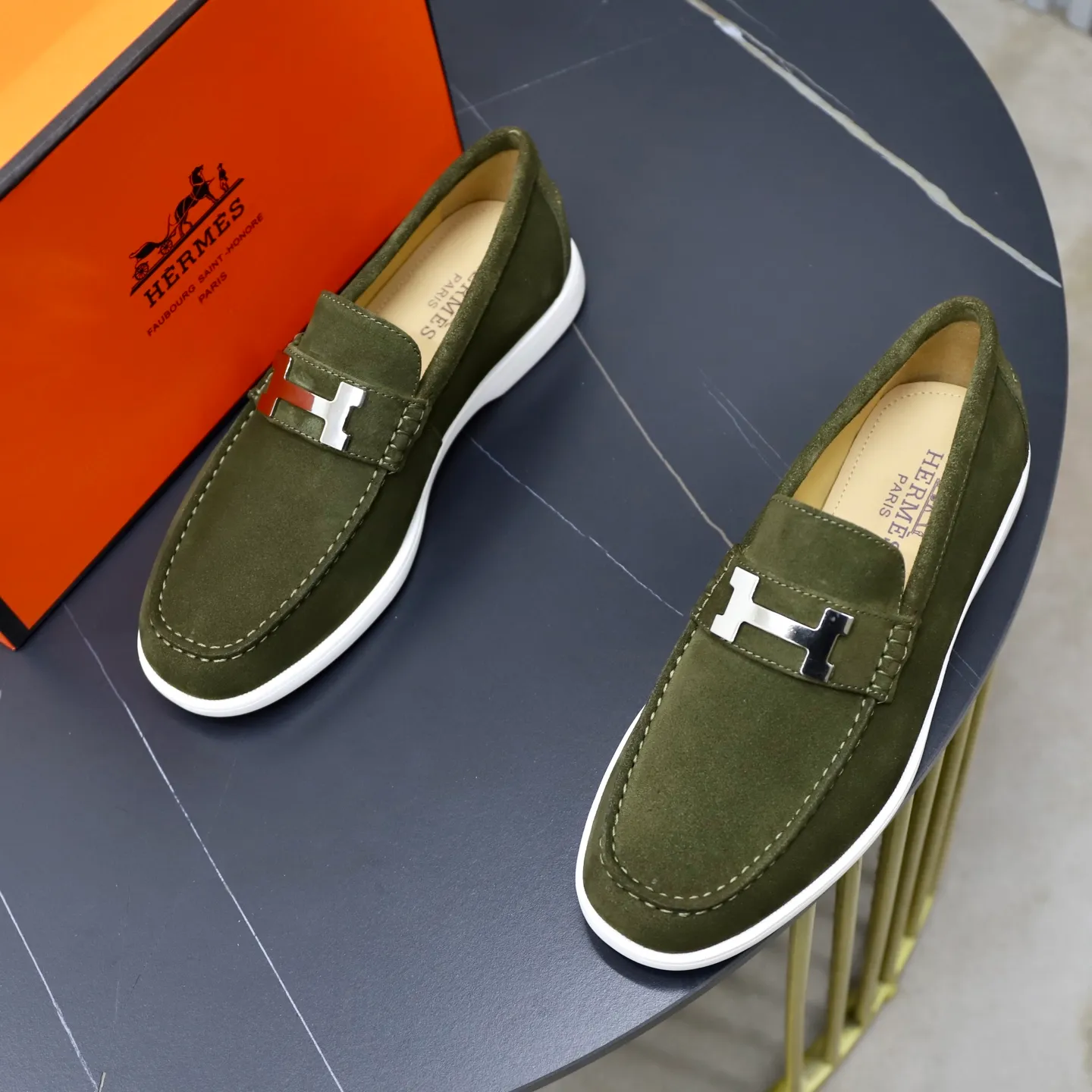 Ex-factory price: 540💰Hermès/Hermès slip-on men's shoes. This shoe is made of imported cow suede leather, with simple and smooth lines, and a 3CM rubber foam ultra-light sole combined with aerodynamic design! Youthful and fashionable, H button decoration, contrasting leather embellishment on the heel, calf lining to gently wrap your feet, with embossed logo cowhide feet, leather rock strips, casual and urban style, highlighting youthful vitality, sports and leisure version, super versatile Size number: 38-39-40-41-42-43-44 Standard leather shoe size (45 can be customized but does not support returns)